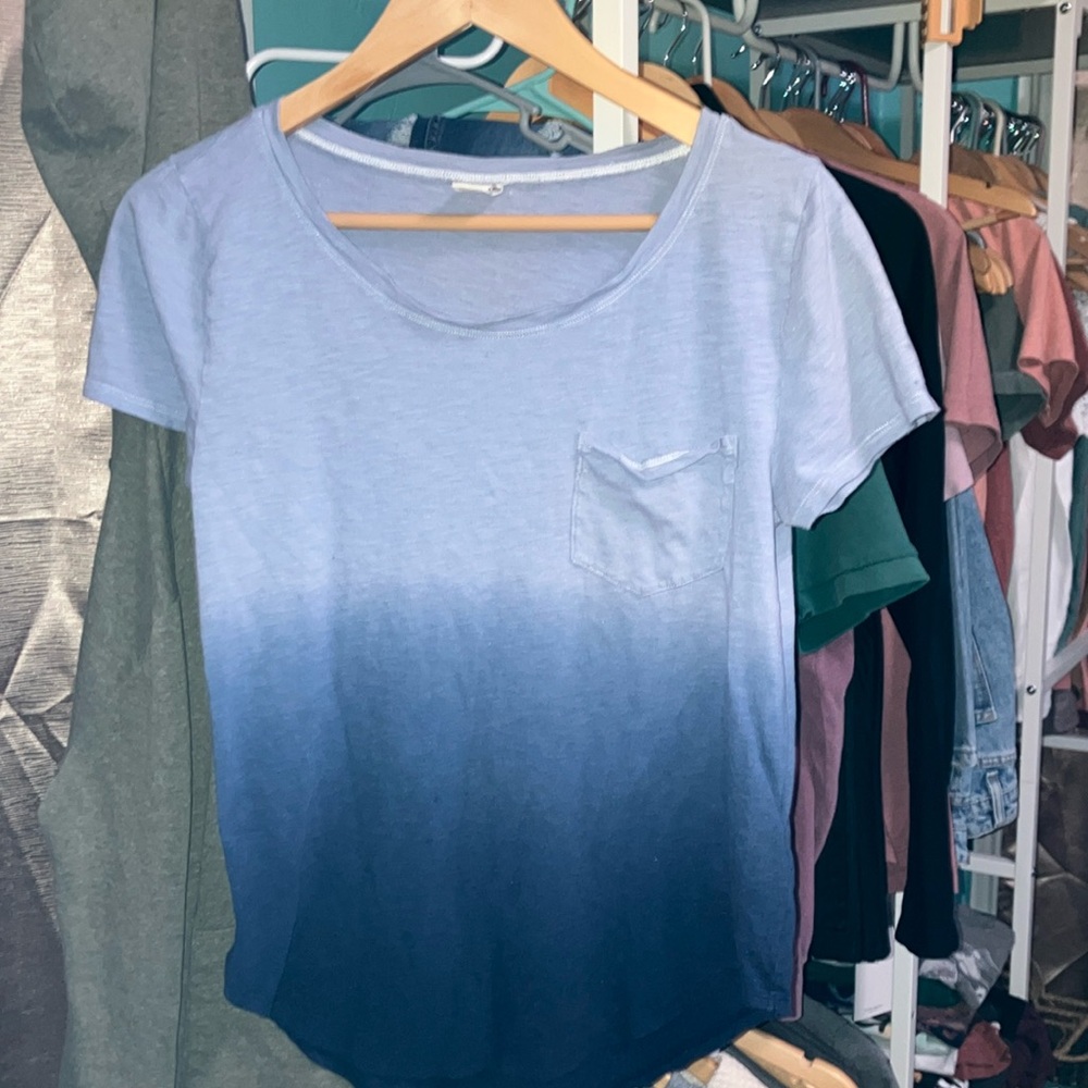 Hollister- t shirt - medium